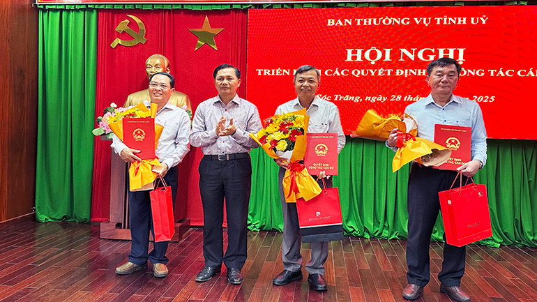 Chủ tịch Ủy ban nhân dân tỉnh Sóc Trăng Trần Văn Lâu trao quyết định nghỉ hưu cho các cán bộ.