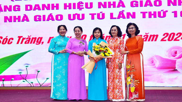 Nhà giáo Nhân dân Đỗ Thị Hồi (đứng giữa) và các đồng nghiệp trong ngày họp mặt. Nhà giáo Nhân dân Đỗ Thị Hồi (đứng giữa) và các đồng nghiệp trong ngày họp mặt.