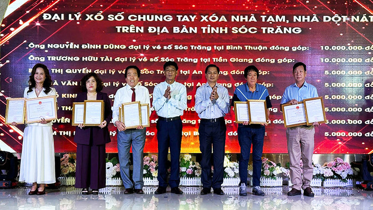 Lãnh đạo tỉnh Sóc Trăng tặng Bằng khen cho các đại lý vé số.