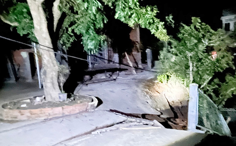 Tại hiện trường xuất hiện mới nhiều vết nứt, dấu hiệu sẽ còn xảy ra sạt lở tại khu vực này