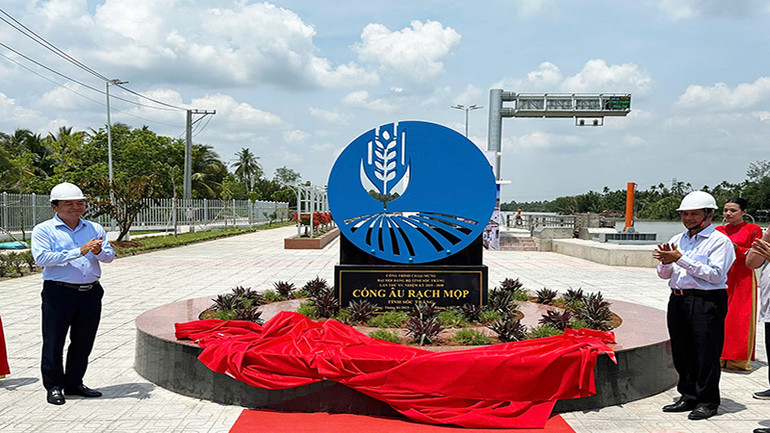 Chủ tịch Ủy ban nhân dân tỉnh Sóc Trăng Trần Văn Lâu và Giám đốc Ban 10 Hà Đức Hạnh cắt băng khánh thành bia đá cống âu Rạch Mọp.