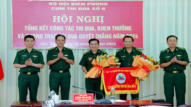 Lãnh đạo Bộ đội Biên phòng tặng hoa chúc mừng đơn vị trao và nhận cờ luân lưu cụm trưởng Cụm thi đua số 6 năm 2025.