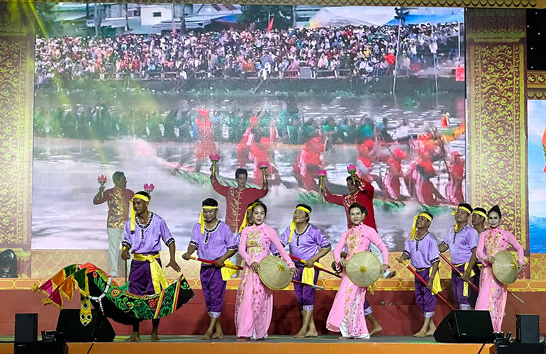 Tiết mục "Vui hội đua ghe Ngo" trong chương trình khai mạc.