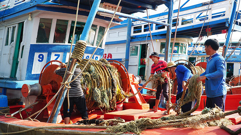 Tàu cá kiển tra các trang thiết bị, ngư cụ trước khi ra khơi.