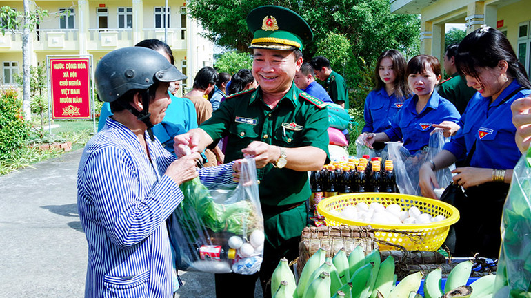 Đại tá Nguyễn Trìu Mến trao quà Tết cho người nghèo tại gian hàng "0 đồng".