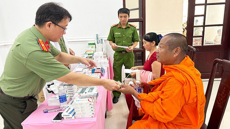 Các dược sĩ Công an tận tình cấp thuốc và hướng dẫn cách sử dụng cho đại biểu và người dân.