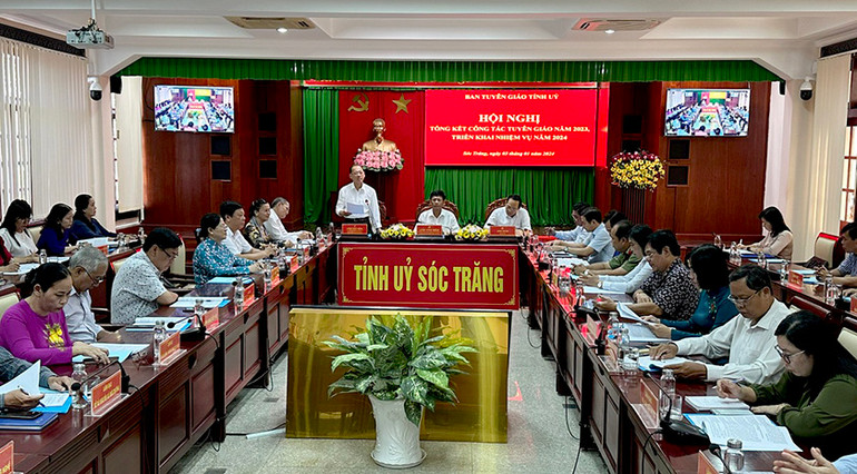 Đồng chí Lâm Tấn Hòa - Trưởng Ban tuyên giáo Tỉnh ủy Sóc Trăng gợi ý thảo luận