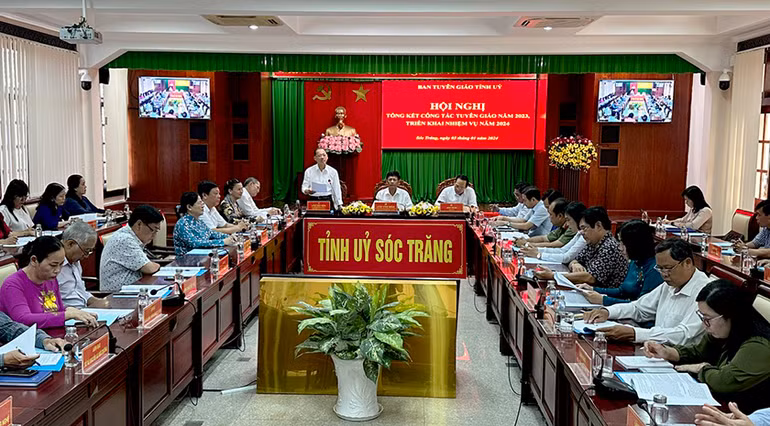 Đồng chí Lâm Tấn Hòa - Trưởng Ban tuyên giáo Tỉnh ủy Sóc Trăng gợi ý thảo luận