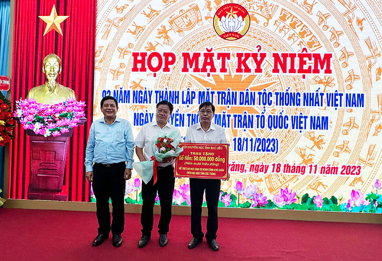 Hội Khuyến học tỉnh Bạc Liêu đã ủng hộ 100 triệu giúp đỡ hộ nghèo và học sinh khó khăn của tỉnh Sóc Trăng.