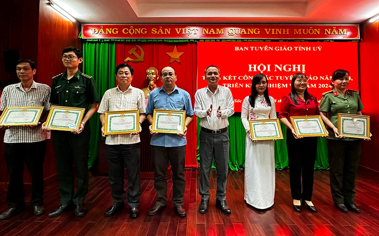 Khen thưởng các đơn vị hoàn thành xuất sắc công tác tuyên giáo năm 2023