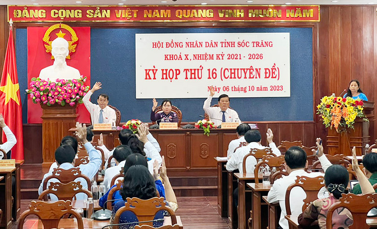 Hội đồng nhân dân tỉnh Sóc Trăng biểu quyết thông qua Nghị quyết.