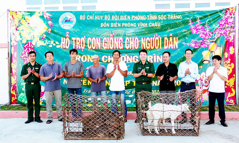 Trao tặng con giống tạo sinh kế cho các hộ gia đình có hoàn cảnh khó khăn trên địa bàn.