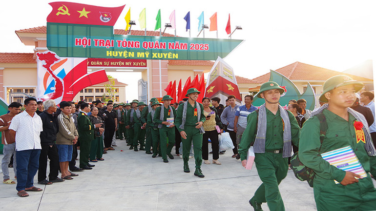 Nhiều thanh niên ưu tú của tỉnh Sóc Trăng lên đường nhập ngũ.