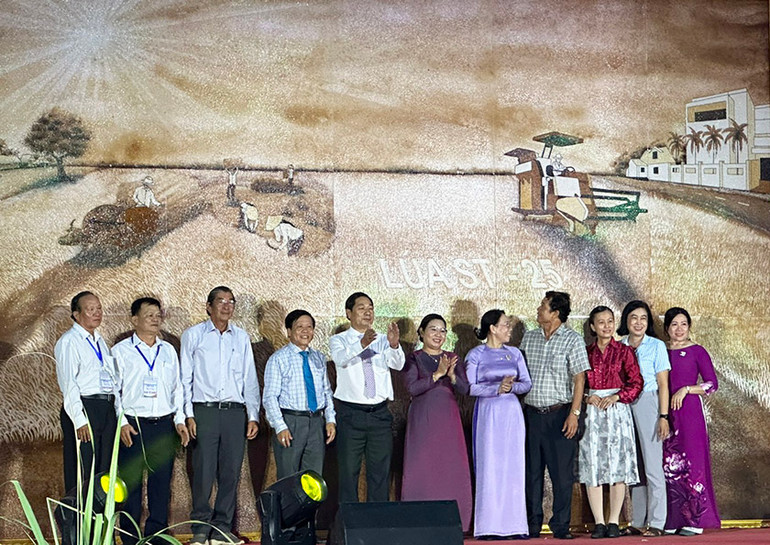 Lãnh đạo tỉnh Sóc Trăng công bố bức tranh gạo ST25.