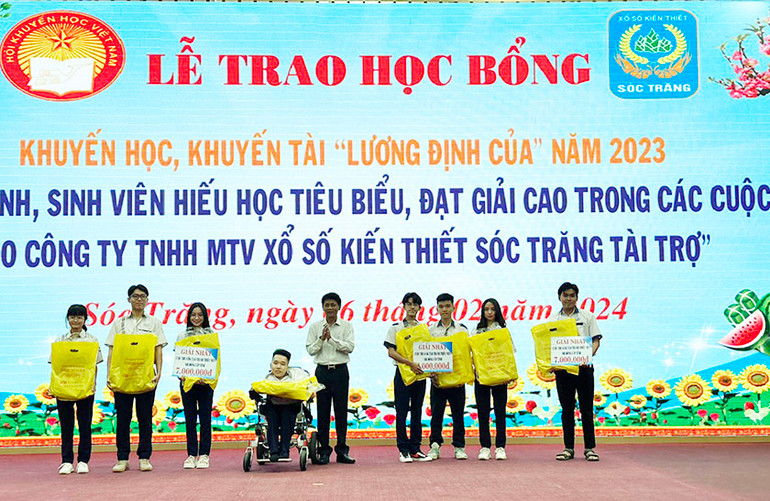 Trao học bổng cho nhóm tác giả đạt Giải Nhất trong Cuộc thi “Sáng tạo Thanh thiếu niên nhi đồng”.