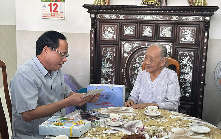Phó Chủ tịch Quốc hội Trần Quang Phương thăm và tặng quà Mẹ Việt Nam Anh hùng Trương Thị Đặng.