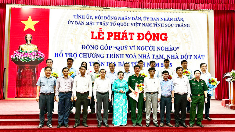 Biểu dương các tập thể, cá nhân tích cực hỗ trợ chương trình xóa nhà tạm, nhà dột nát.