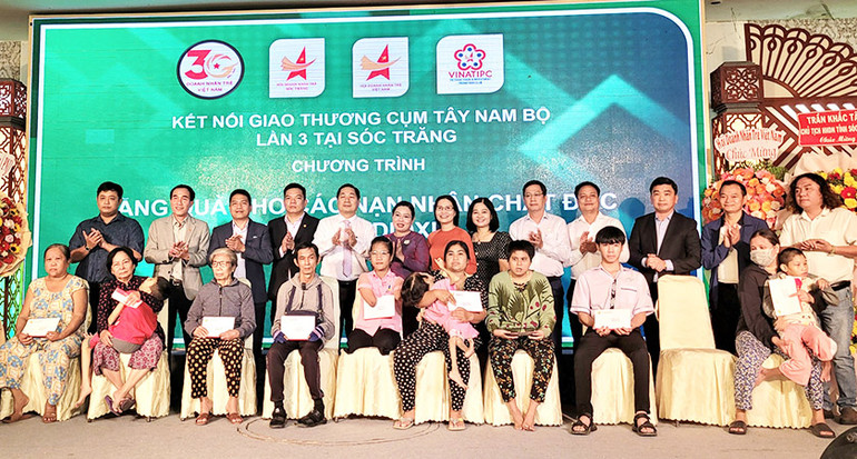 Chương trình tặng quà cho các nạn nhân dioxin của tỉnh Sóc Trăng.