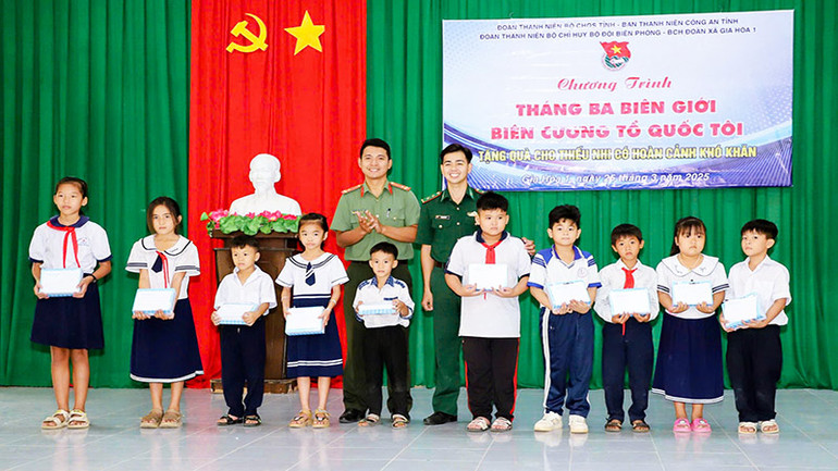 Tặng quà cho các em học sinh tại xã Gia Hòa, huyện Mỹ Xuyên.