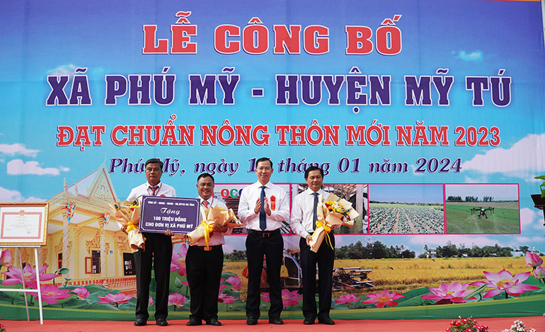Tỉnh ủy, Hội đồng nhân dân, Ủy ban nhân dân tỉnh Sóc Trăng tặng kinh phí 100 triệu đồng để Phú Mỹ tiếp tục nâng cao chuẩn nông thôn mới.