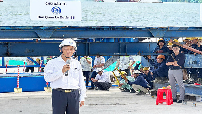 Ủy viên Trung ương Đảng, Bí thư Tỉnh ủy Sóc Trăng Lâm Văn Mẫn biểu dương sự nỗ lực và kêu gọi đơn vị thi công phát huy tiến độ kịp hoàn thành công trình vào dịp lễ 30/4/2025.