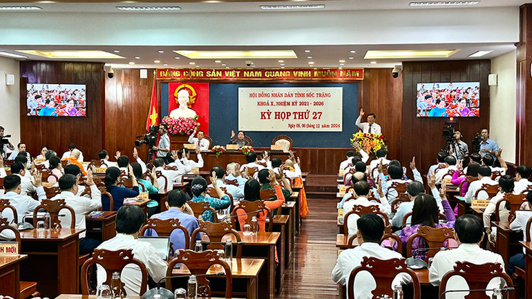 Các đại biểu Hội đồng nhân dân tỉnh Sóc Trăng biểu quyết thông qua các nghị quyết.