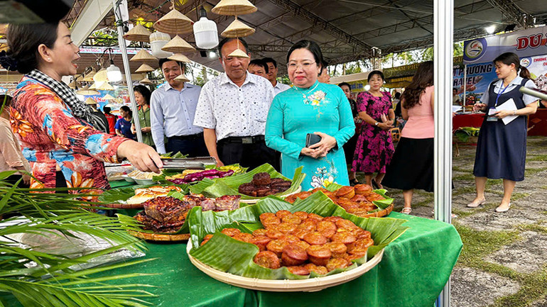 Một nghệ nhân bánh dân gian Nam Bộ thuyết trình cách làm bánh ngon. Một nghệ nhân bánh dân gian Nam Bộ thuyết trình cách làm bánh ngon.