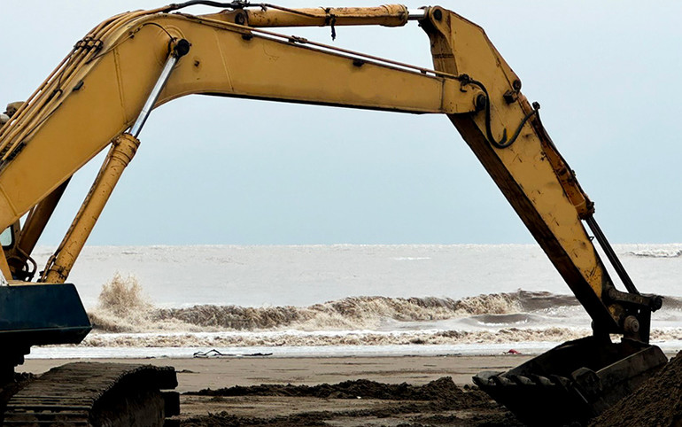 Vùng biển Sóc Trăng có trữ lượng cát gần 14 tỷ m3 .