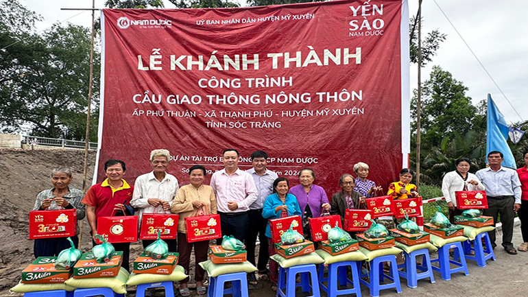 Công ty Nam Dược và chính quyền địa phương tặng quà cho các hộ gia đình khó khăn.