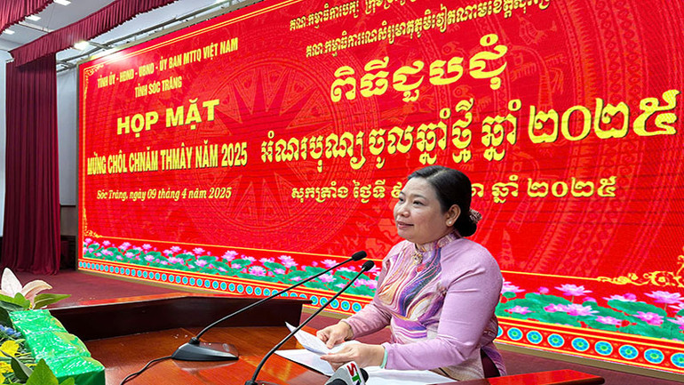 Phó Bí thư Thường trực Tỉnh ủy Sóc Trăng Hồ Thị Cẩm Đào chúc Tết đồng bào Khmer.