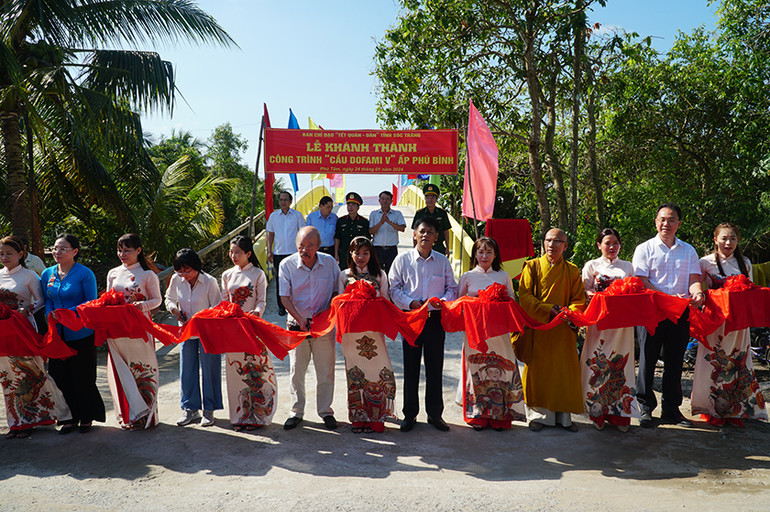 Khánh thành cầu giao thông nông thôn trong Tết Quân-Dân 2024.