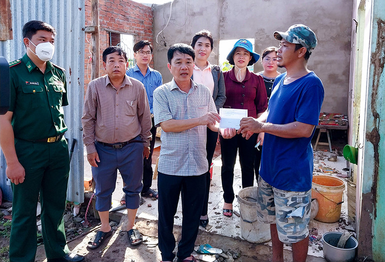 Chính quyền huyện Trần Đề trao tiền hỗ trợ cho các hộ dân bị thiệt hại nặng do thiên tai gây ra.