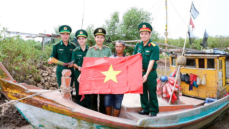 Tặng cờ Tổ quốc cho ngư dân trên địa bàn khu vực biên giới biển thị xã Vĩnh Châu.