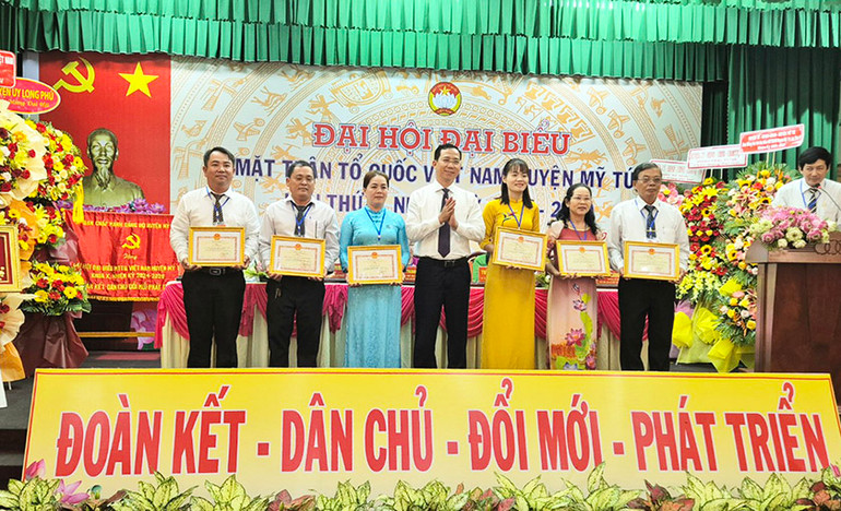 Khen thưởng cho tập thể, cá nhân đạt thành tích xuất sắc trong nhiệm kỳ qua.