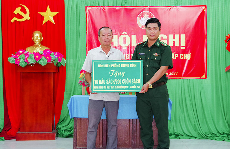 Đồn Biên phòng Trung Bình tặng 10 đầu sách cho Ban nhân dân ấp Chợ xã Trung Bình, huyện Trần Đề.