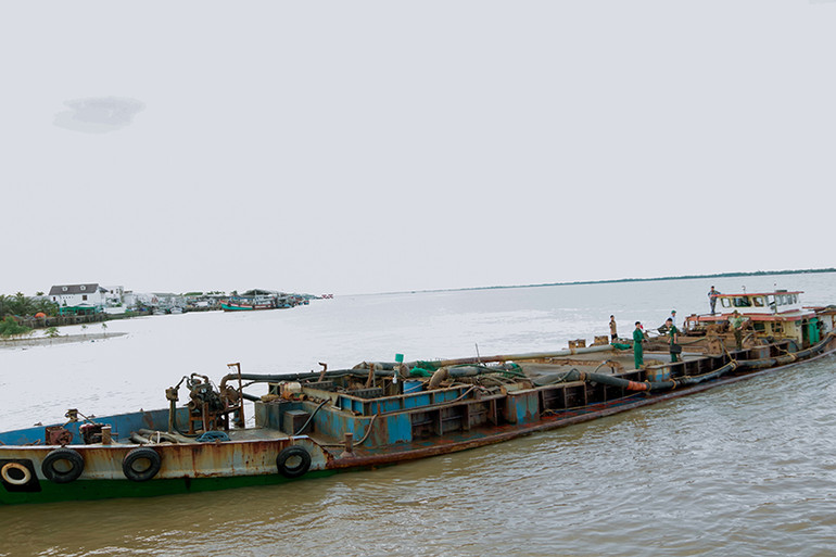 Phương tiện khai thác cát biển trái phép