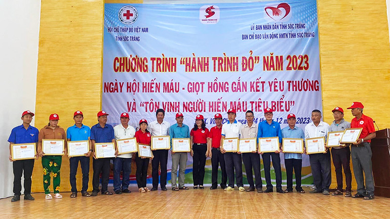 Tôn vinh các cá nhân tiêu biểu đã có thành tích trong hiến máu tình nguyện.