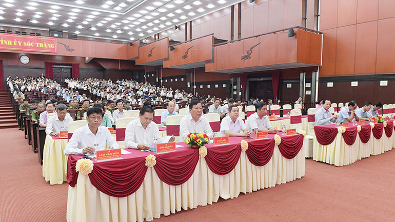 Các thành viên Ban Thường vụ Tỉnh ủy Sóc Trăng dự hội nghị