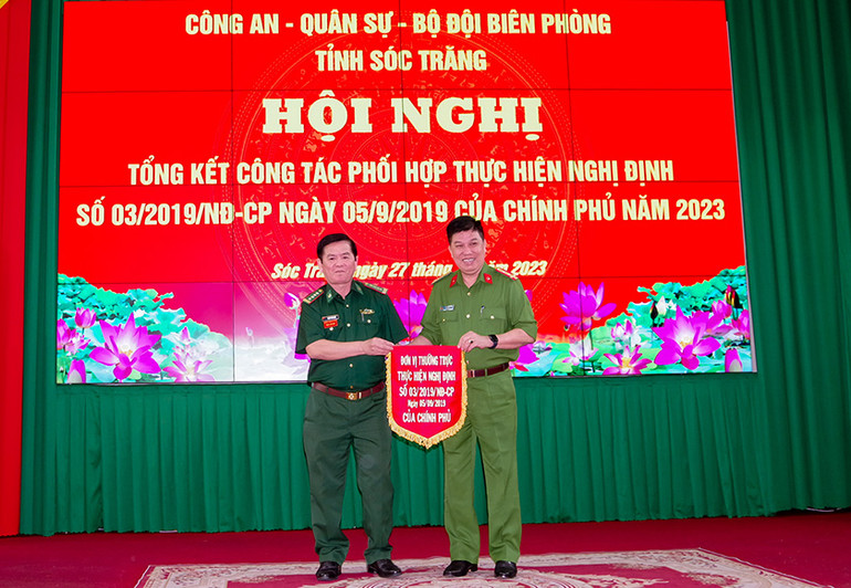 Lãnh đạo BĐBP tỉnh trao cờ Thường trực thực hiện Nghị định số 03/2019/NĐ-CP của Chính phủ quý I năm 2024 cho Công an tỉnh Sóc Trăng.