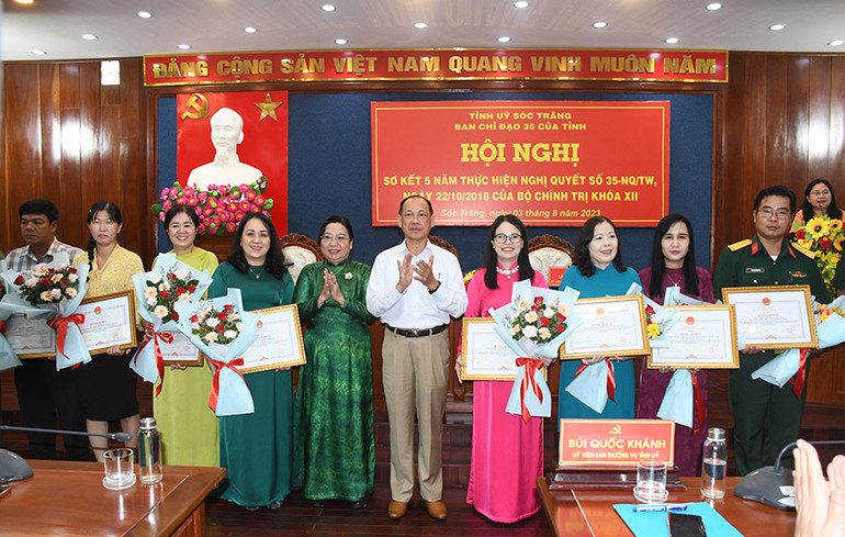 Đồng chí Hồ Thị Cẩm Đào - Phó Bí thư Thường trực Tỉnh ủy, Trưởng Ban Chỉ đạo 35 tỉnh Sóc Trăng và đồng chí Lâm Tấn Hòa - Trưởng Ban Tuyên giáo Tỉnh ủy, Phó Ban Chỉ đạo 35 của tỉnh trao bằng khen cho các tập thể.