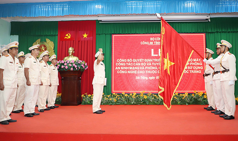 Lực lượng Phòng An ninh mạng và phòng chống tội phạm sử dụng công nghệ cao tỉnh Sóc Trăng tuyên thệ. Lực lượng Phòng An ninh mạng và phòng chống tội phạm sử dụng công nghệ cao tỉnh Sóc Trăng tuyên thệ.
