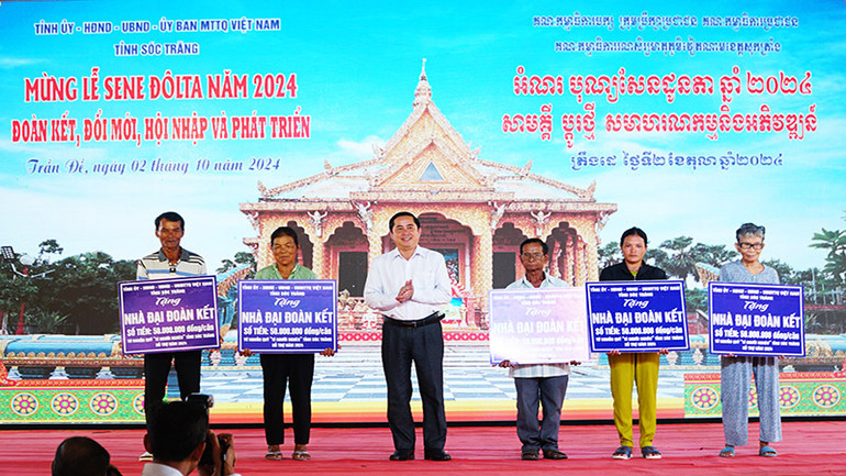 Tặng nhà Đại đoàn kết cho hộ Khmer khó khăn về nhà ở. Tặng nhà Đại đoàn kết cho hộ Khmer khó khăn về nhà ở.