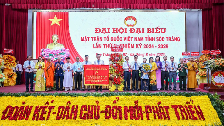 Bí thư Tỉnh ủy Sóc Trăng Lâm Văn Mẫn trao bức trướng của Tỉnh ủy Sóc Trăng cho Đại hội.