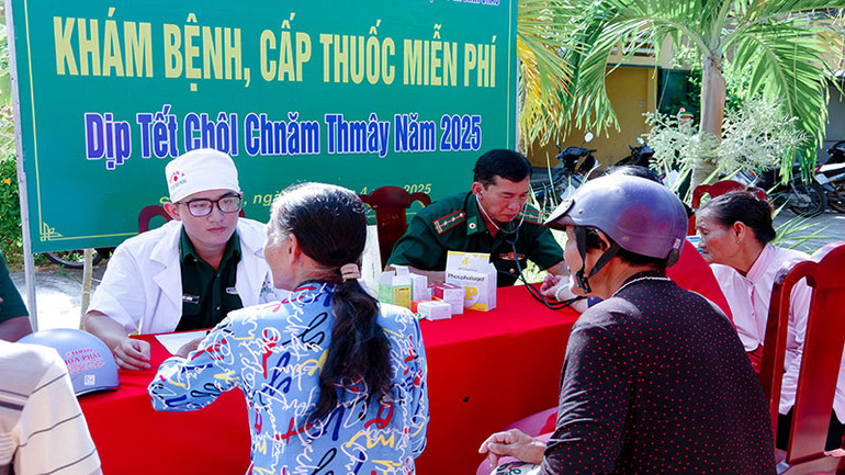 Khám bệnh cấp thuốc miễn phí cho người nghèo.