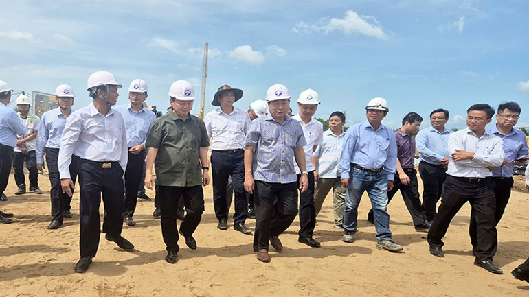 Phó Thủ tướng Trần Hồng Hà khảo sát tiến độ thi công tuyến cao tốc thuộc Dự án thành phần 4 do tỉnh Sóc Trăng làm chủ đầu tư.