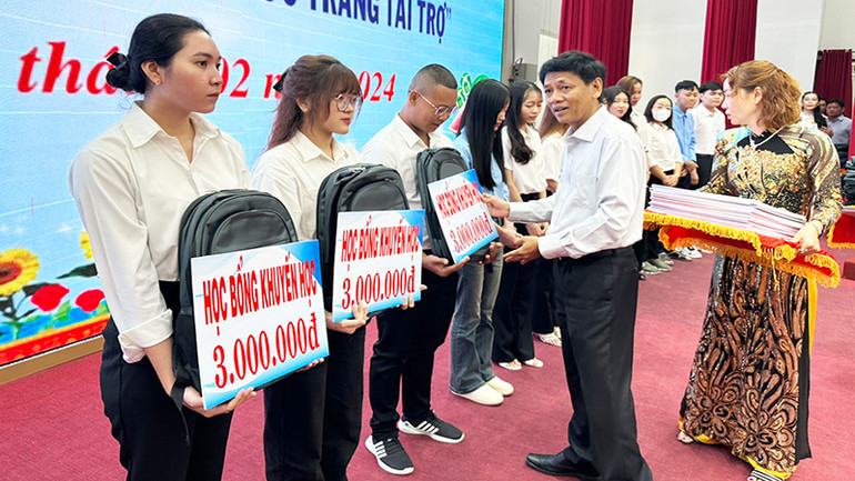 Bí thư Tỉnh ủy Sóc Trăng Lâm Văn Mẫn trao học bổng khuyến học cho học sinh dân tộc thiểu số vượt khó học tốt.