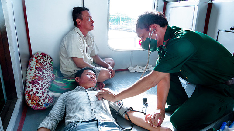 Quân y Biên phòng Sóc Trăng thăm khám sức khỏe cho các thuyền viên gặp nạn.