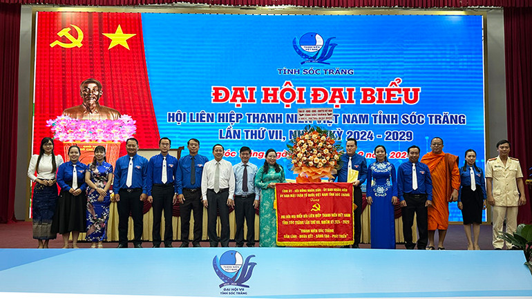 Tỉnh ủy Sóc Trăng tặng bức trước cho thanh niên tỉnh.