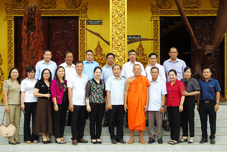 Đồng chí Nông thị Hà cùng lãnh đạo và người có uy tín tỉnh Sóc Trăng chụp ảnh lưu niệm. Đồng chí Nông thị Hà cùng lãnh đạo và người có uy tín tỉnh Sóc Trăng chụp ảnh lưu niệm.