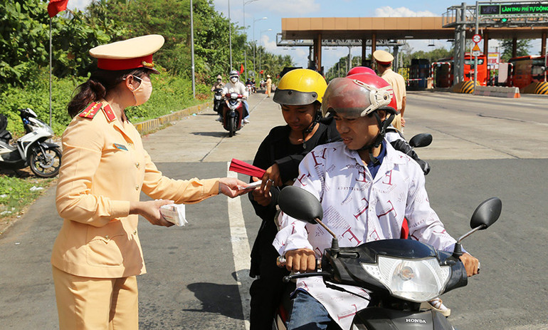 Nữ CSGT tặng khăn lạnh giúp người dân xua đi mệt mỏi.
